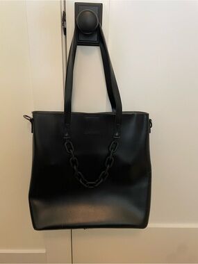 Claudia Canova Women's Shoulder Bag with Chain Accent